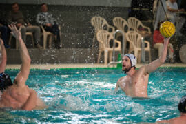 Angriff von Strato Manolakis vom DSV98 gegen SV Bayer 08 Uedingen mit Ball auf der linken Hand