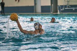  Wasserballer beim Passpiel beim DWL Waterpolo Game DSV 98 SV Cannstatt Herren
