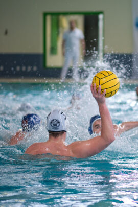Wasserball Spieler im Angriff beim Pokal 2023 DSV98 gegen Waspo Hannover