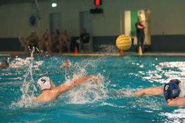 Angriff beim Wasserball Pass in die Mitte beim Spiel DSV98 gegen SV Weiden
