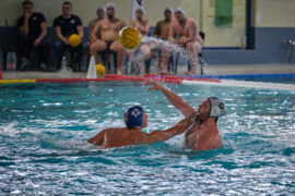 Manuel Grohs Aufbauspiel als Verteidiger beim Wasserball Pokal 2023 DSV98 gegen Waspo Hannover
