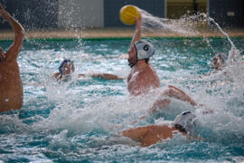 Centeranspiel von Manuel Grohs im Wasserball Pokalspiel DSV98 gegen WASPO Hannover
