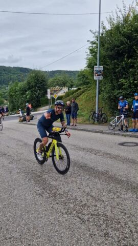 Steven hat Spaß und gute Beine