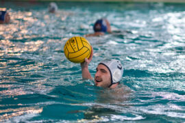 Freddy Schüring Wasserball Spieler mit Kappe und Ball beim Pokal 2023 DSV98 gegen WASPO