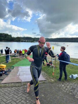 Sandro kommt als Erster aus dem Wasser.....
