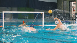  Djordje Tanaskovic mit Bogenball beim DSV98 gegen SV Weiden Wasserball DWL Herren